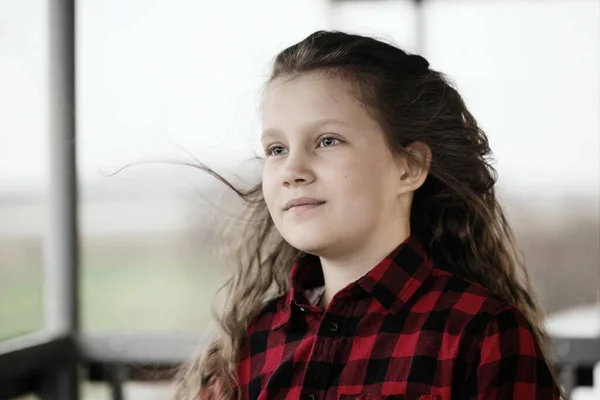 Przyjazny Nastolatek Dziewczyna Kręconymi Brudne Włosy Zewnątrz Wietrzną Pogodę — Zdjęcie stockowe
