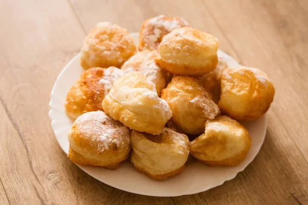 Ruddy Donuts Perfumados Polvilhados Com Açúcar Uma Placa Fundo Madeira — Fotografia de Stock