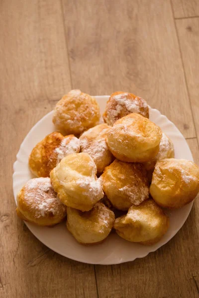 Румяные Пончики Посыпанные Сахарной Пудрой Деревянном Фоне — стоковое фото