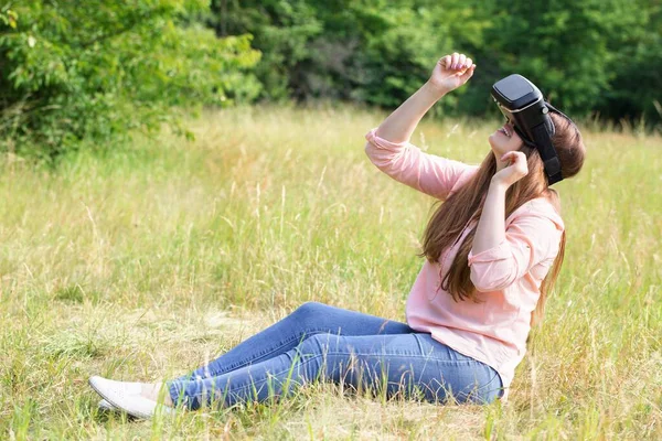Молодая Красивая Женщина Очках Виртуальной Реальности Развлекается Открытом Воздухе — стоковое фото