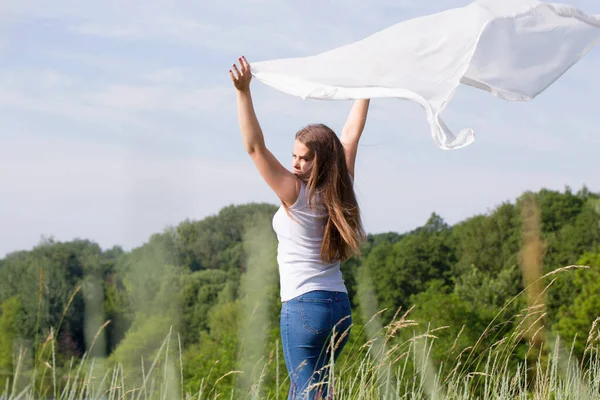 Счастливая Молодая Женщина Белой Тканью Руках Ловит Ветер Природе — стоковое фото