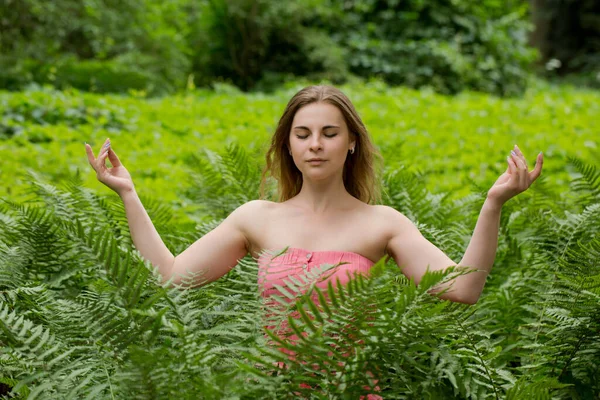Молодая Красивая Женщина Медитирует Природе Среди Листьев Папоротника Зеленом Лесу — стоковое фото