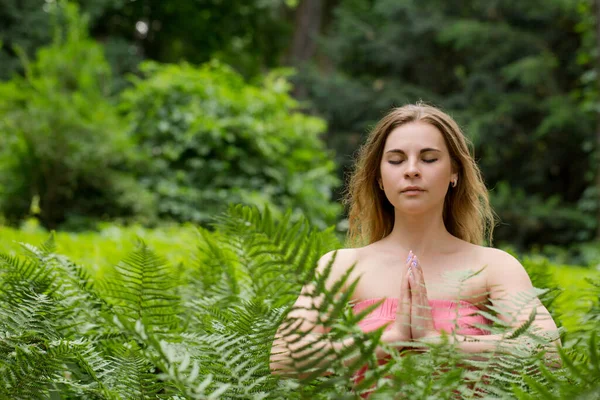 Joven Hermosa Mujer Meditando Naturaleza Entre Las Hojas Helecho Bosque —  Fotos de Stock