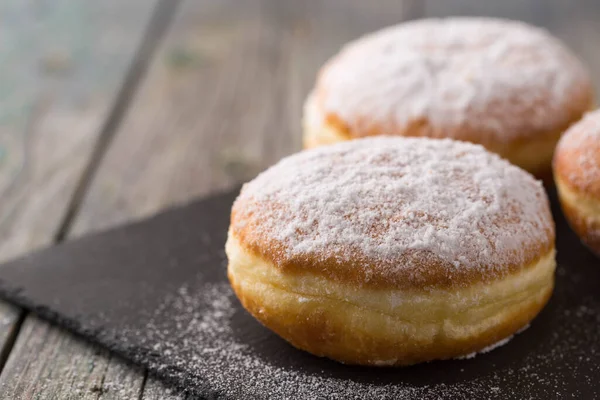 Ruddy Lezzetli Donut Berbereleri Kırsal Bir Zemine Pudra Şekeri Serpiştirilmiş — Stok fotoğraf