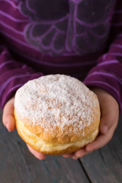 Ruddy Deliciosos Donuts Berliners Com Enchimento Polvilhado Nas Mãos Das — Fotografia de Stock