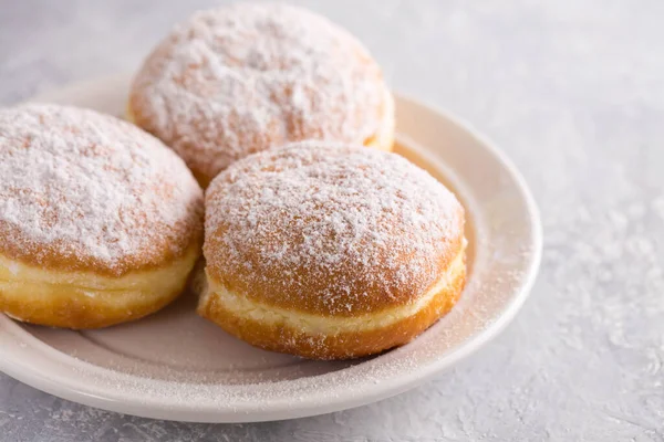 Ruddy Deliciosos Donuts Berliners Con Relleno Espolvoreado Con Azúcar Polvo — Foto de Stock