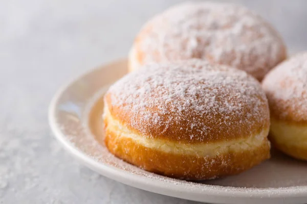 Ruddy Deliciosos Donuts Berliners Con Relleno Espolvoreado Con Azúcar Polvo —  Fotos de Stock
