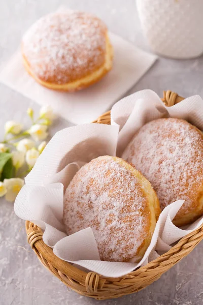 Грубые Вкусные Пончики Берлайнеры Начинкой Посыпанной Сахарной Пудрой Корзине Сером — стоковое фото