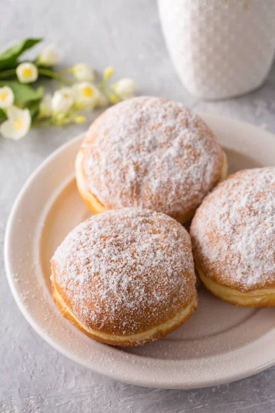 Ruddy Deliciosos Donuts Berliners Com Enchimento Polvilhado Com Açúcar Uma — Fotografia de Stock