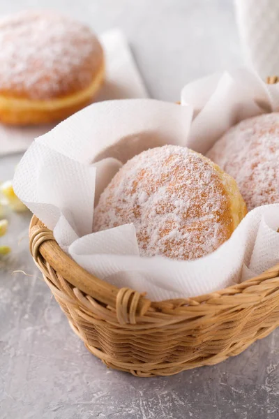 Ruddy Deliciosos Donuts Berliners Com Enchimento Polvilhado Com Açúcar Cesta — Fotografia de Stock