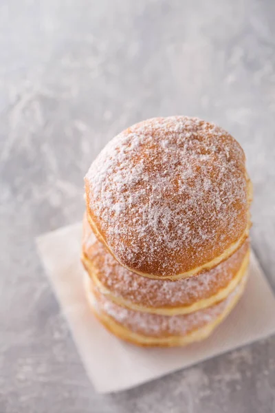 Gri Bir Zemin Üzerine Pudra Şekeri Serpiştirilmiş Kahrolası Lezzetli Donut — Stok fotoğraf