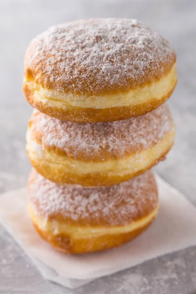 Ruddy Heerlijke Donuts Berlijners Met Vulling Bestrooid Met Poedersuiker Een — Stockfoto