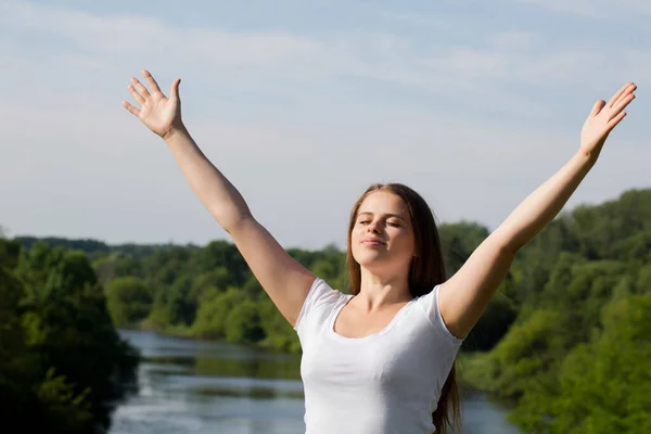 Mujer Feliz Libre Pie Con Los Brazos Levantados Saludando Sol —  Fotos de Stock
