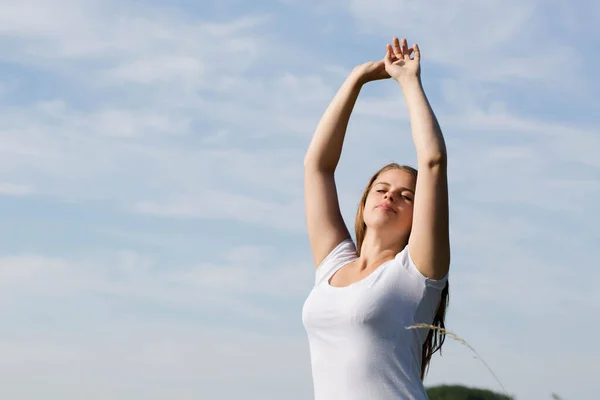 Lycklig Fri Kvinna Står Med Armarna Upp Saluterar Solen Utomhus — Stockfoto