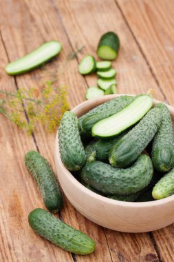 Asma sepetinde kıtır kıtır salatalıklar.