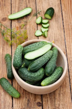 Asma sepetinde kıtır kıtır salatalıklar.