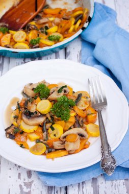 Sarı kabaklı yaz güveci, mantar, havuç ve sarımsak.