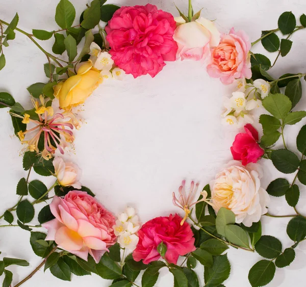 一种由英式玫瑰 茉莉花和金银花制成的花环 背景浅 花的框架 — 图库照片
