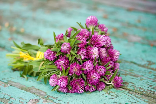 Piccolo Bellissimo Bouquet Trifoglio Rosa Uno Sfondo Legno — Foto Stock