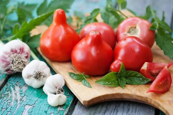 Friske Røde Tomater Med Aflang Næse Bræt - Stock-foto