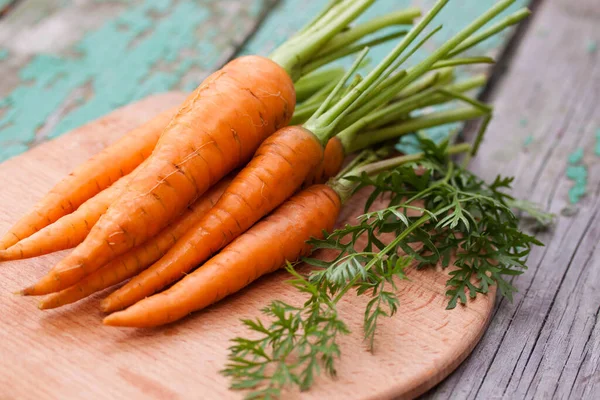 Zanahorias Frescas Crujientes Con Verduras Una Tabla Madera Imagen De Stock