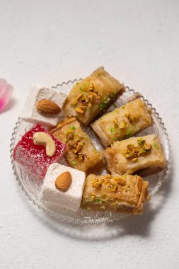 Doğulu tatlılar, baklava ve Türk lokumu tabakta, yakın plan.