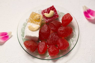 Doğulu tatlılar, baklava ve Türk lokumu tabakta, yakın plan.