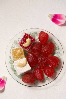 Doğulu tatlılar, baklava ve Türk lokumu tabakta, yakın plan.