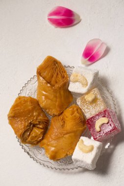 Doğulu tatlılar, baklava ve Türk lokumu tabakta, yakın plan.
