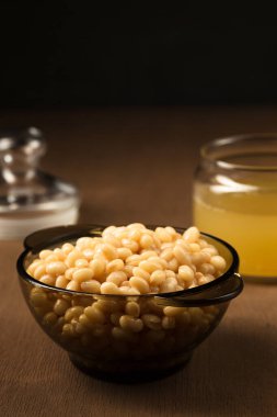 Aquafaba, baklagilleri pişirdikten sonra sıvı. Vejetaryenler için yumurta beyazı değiştirmek, tatlı pişirmek için kullanmak.