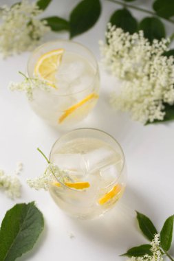 Elder çiçekleri ve buzlu limondan yapılmış nefis bir yaz içeceği.