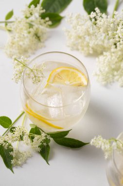 Elder çiçekleri ve buzlu limondan yapılmış nefis bir yaz içeceği.