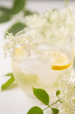 Elder çiçekleri ve buzlu limondan yapılmış nefis bir yaz içeceği.