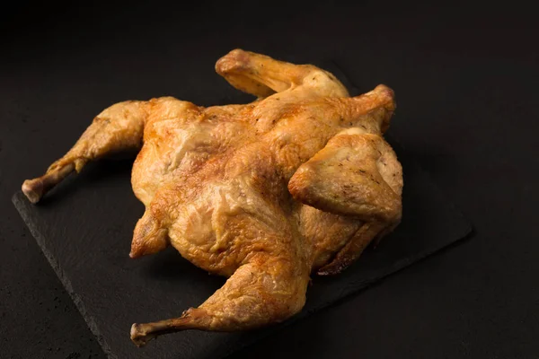 Pieczony Kurczak Tytoniowy Przyprawami Czarnym Tle — Zdjęcie stockowe