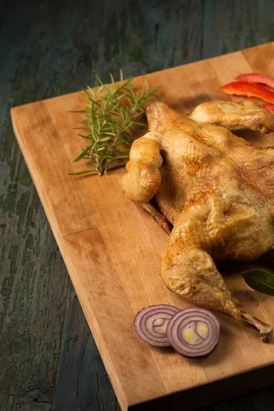 Pieczony Kurczak Przyprawami Warzywami Drewnianym Tle — Zdjęcie stockowe