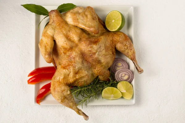 Pieczony Kurczak Przyprawami Warzywami Talerzu Białym Tle — Zdjęcie stockowe