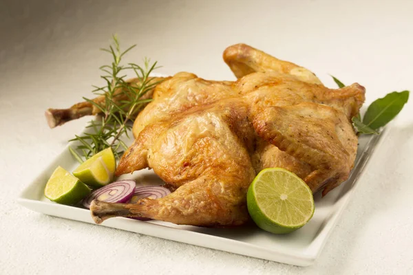 Pieczony Kurczak Przyprawami Warzywami Talerzu Białym Tle — Zdjęcie stockowe