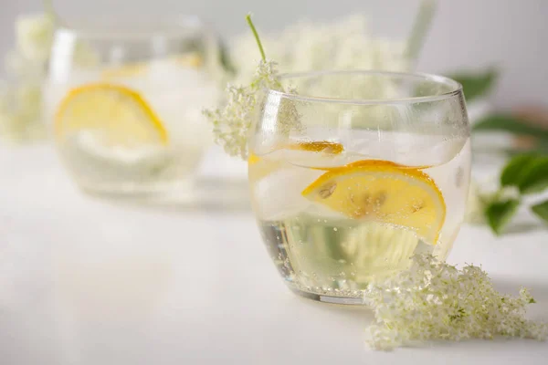 冷たい夏の飲み物は アイスとエルダーフラワーとレモンで作られています — ストック写真