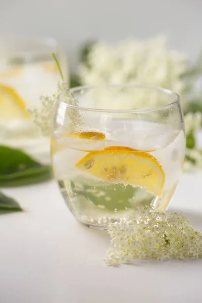 Elder Çiçekleri Buzlu Limondan Yapılmış Nefis Bir Yaz Içeceği — Stok fotoğraf