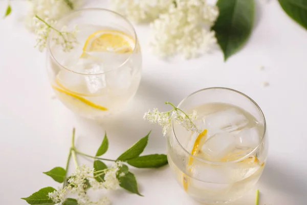 一种美味的夏季冷饮 由接骨木花和柠檬制成 底色淡淡的冰块 — 图库照片