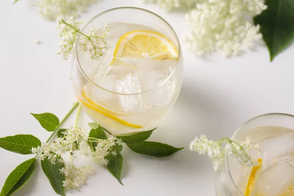 冷たい夏の飲み物は アイスとエルダーフラワーとレモンで作られています — ストック写真