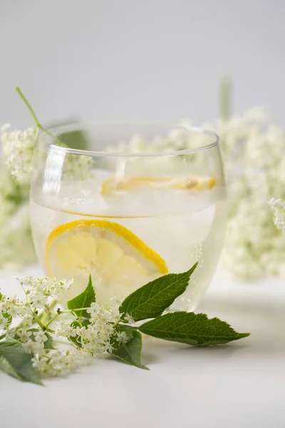 Una Deliciosa Bebida Fría Verano Hecha Flores Saúco Limón Con —  Fotos de Stock