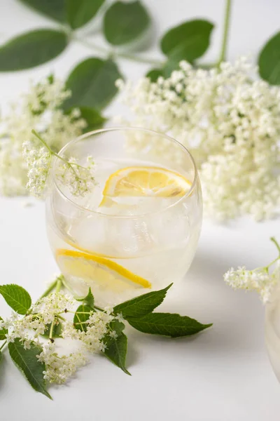Elder Çiçekleri Buzlu Limondan Yapılmış Nefis Bir Yaz Içeceği — Stok fotoğraf