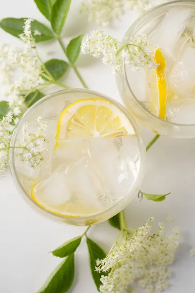 Ein Köstliches Kaltes Sommergetränk Aus Holunderblüten Und Zitrone Mit Eis — Stockfoto