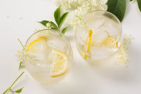 Ein Köstliches Kaltes Sommergetränk Aus Holunderblüten Und Zitrone Mit Eis — Stockfoto