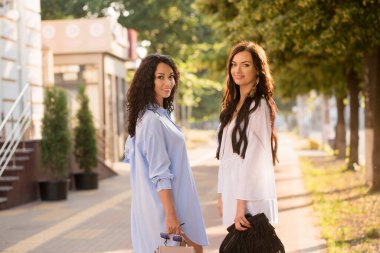 Güneşli bir sabahta iki güzel kız arkadaşın portresi.