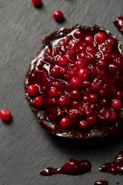 Koyu arkaplanda böğürtlen reçelli lezzetli çikolatalı tatlı.
