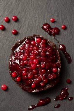 Koyu arkaplanda böğürtlen reçelli lezzetli çikolatalı tatlı.