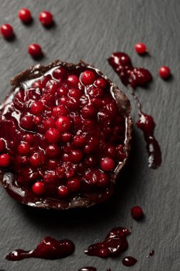 Koyu arkaplanda böğürtlen reçelli lezzetli çikolatalı tatlı.