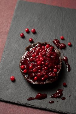 Koyu arkaplanda böğürtlen reçelli lezzetli çikolatalı tatlı.